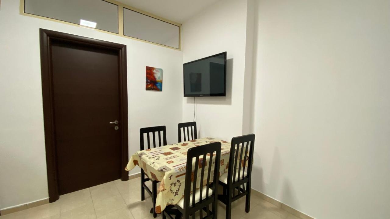 Anna'S Apartament Lushnjë Exteriör bild
