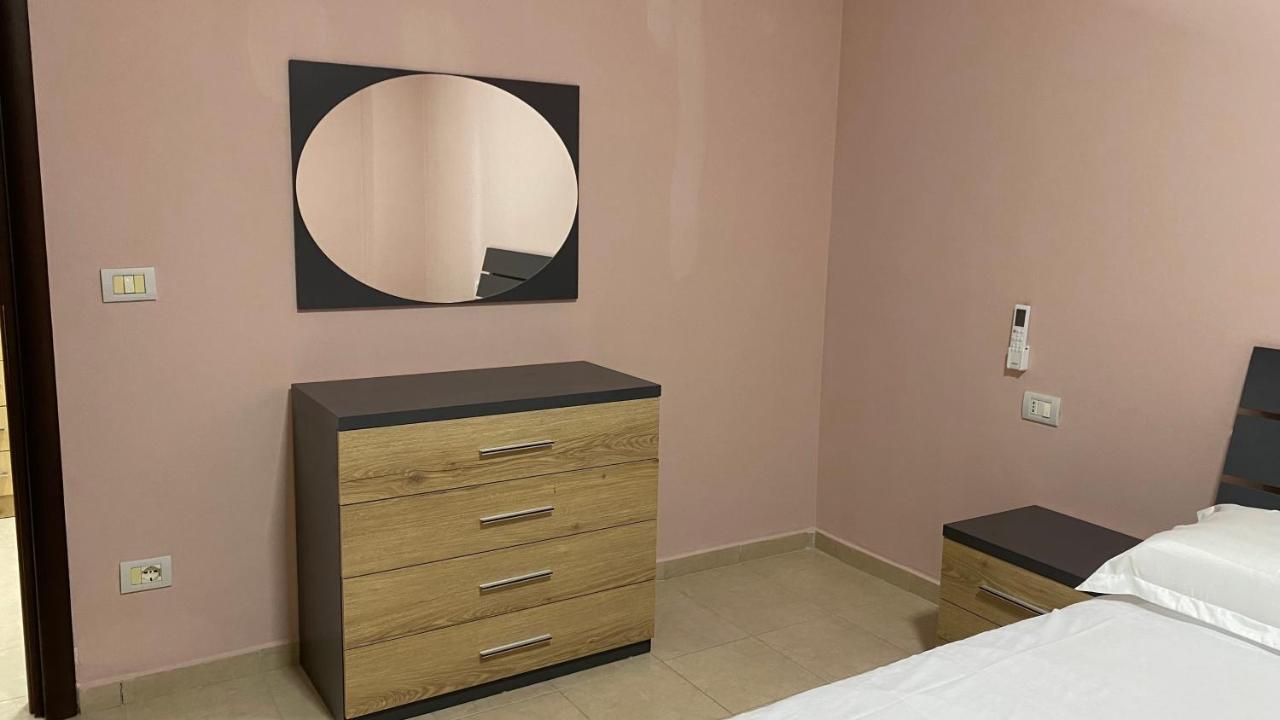 Anna'S Apartament Lushnjë Exteriör bild