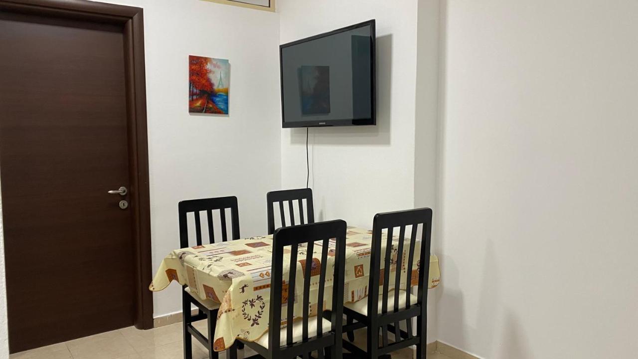 Anna'S Apartament Lushnjë Exteriör bild