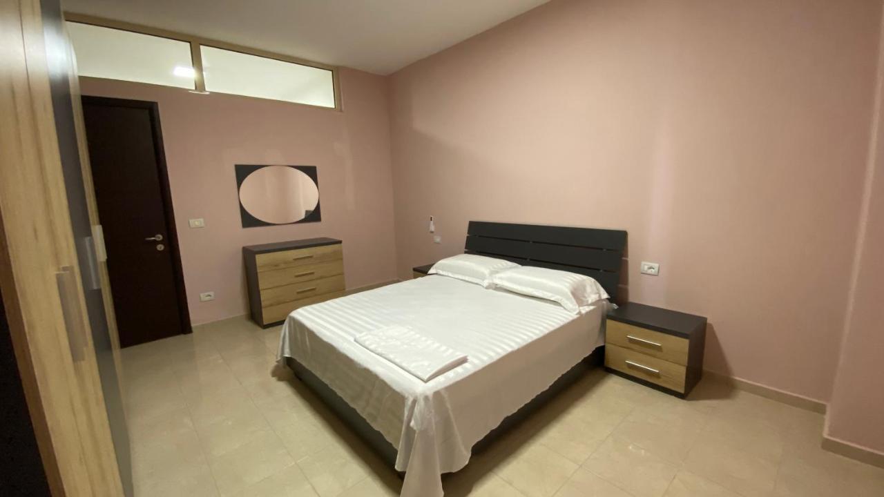 Anna'S Apartament Lushnjë Exteriör bild